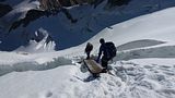 Ein Holzsteg fhrt ber eine gewaltig tiefe Gletscherspalte